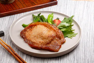 口の中にひろがる香ばしい味噌の風味がたまらない黒豚ロース味噌漬け