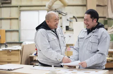 社長と従業員の打ち合わせの様子