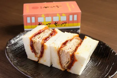 ○ヤンニョムチキンカツサンド 650円(税込)