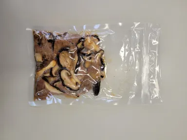 にいがた和牛と八色椎茸の卸しポン酢和え：南魚沼産の名産「八色椎茸」は肉厚