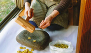 打ち豆：大豆を木槌で叩いて潰した伝統的な保存食