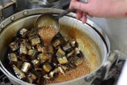 秋刀魚甘露煮：脂乗りや大きさによって味付けを調整