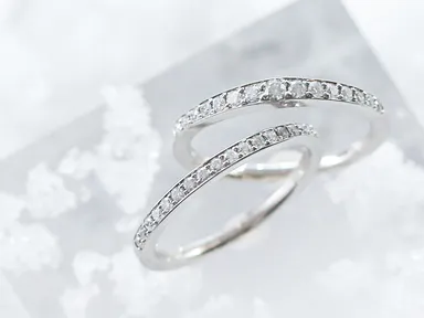 ダイヤモンドの両サイドに沿って、滑らかな地金ラインが光るハーフエタニティ2種。