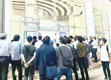 スタジオの外には人だかりができる