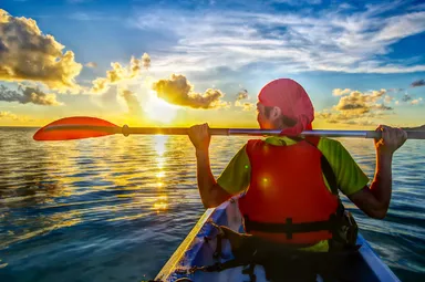 カヤックは座って漕ぐのでらくらく