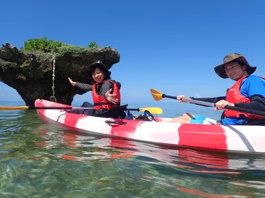 カヤックは2人で協力して漕ぎます。