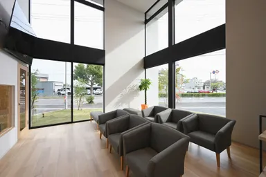 天井まで届くガラス窓