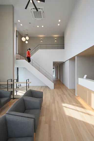 照明や窓からの景色もインテリアの一部に