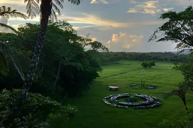 放牧地を望む朝日