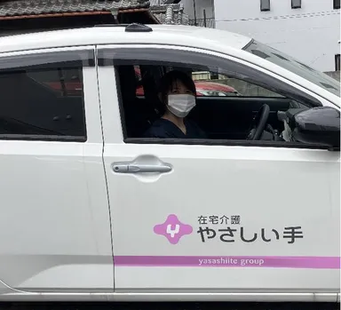 社用車とスタッフ
