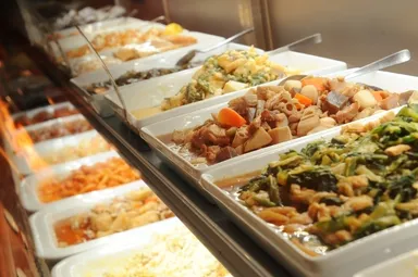 カウンターにずらりと並ぶ『お番菜』