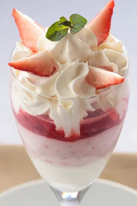 ぷるとろ♪いちごのムース～ベリーソースのパフェ仕立て～