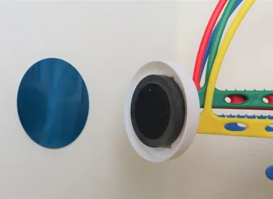 付属のシール付き金属ﾌﾟﾚｰﾄでどこでも設置可能