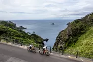 日本屈指の透明度を誇る「ヒリゾ浜」をのぞむ、海沿いのサイクリングコース