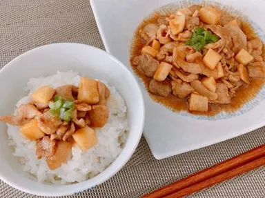 サクサク大和芋と豚肉のわさびチーズソース