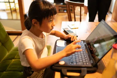 姿勢の悪いまま学習に向かう例