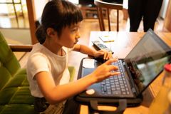 姿勢の悪いまま学習に向かう例