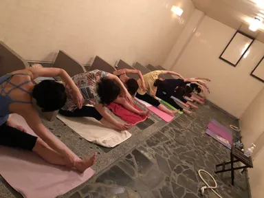 岩盤室内で行われているヨガ教室