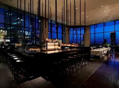 ▲南館 9F「THE COSMOPOLITAN GRILL｜BAR｜TERRACE 」店内イメージ