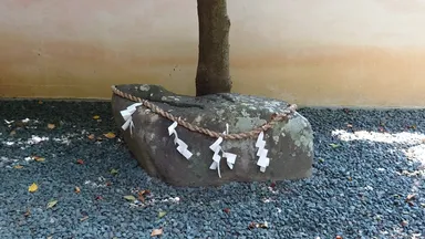 磐座　伊邪那岐尊(浮嶋神社様　中庭)