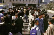 1994年3月6日､入場制限の列に並んでいるお客様