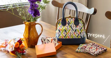 同じ柄の手捺染ハンカチ[ほしのぶーけ]