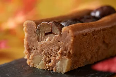 表面やショコラの中にも栗をふんだんに使用