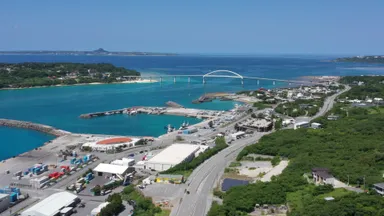 本部港およびマリーナも目前(2021年撮影)