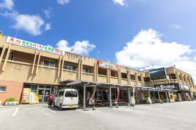 お買い物は、もとぶかりゆし市場で