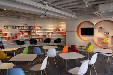 ゲンロンカフェ内装1