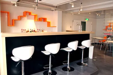 ゲンロンカフェ内装2