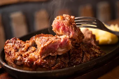 あつあつ鉄板提供！リブフィンガーステーキ食べ放題