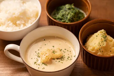 コーンスープ、ライス、2種付け合わせ、2種のタレ