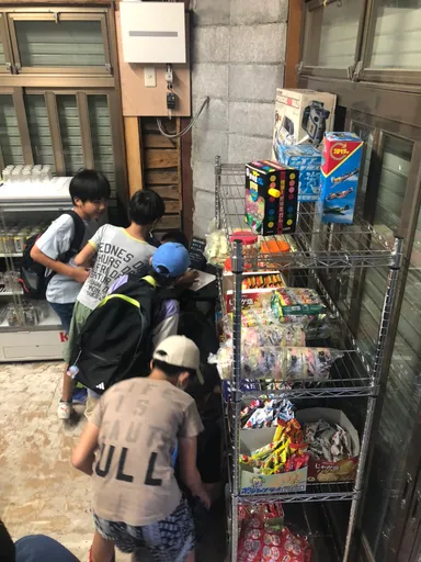 子供たちが駄菓子を選ぶ様子