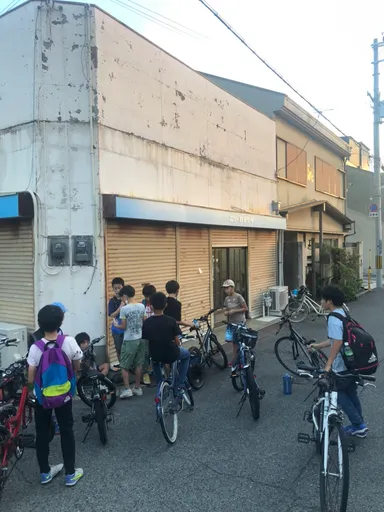 開店を待つ子供達