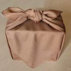 桐箱を包んでお渡しします。