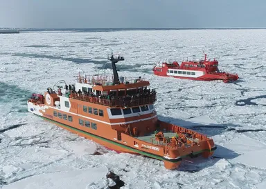 ガリンコ号 III IMERU(手前)とガリンコ号II(奥)