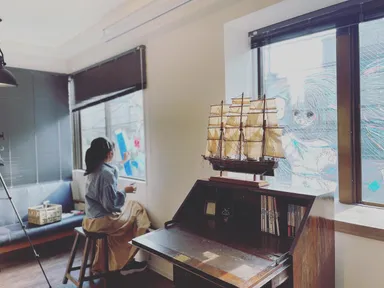 窓にイラストを描く生徒