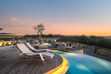 アヤナ セガラ バリ　ルーフトップバー　ルナ　サンセット