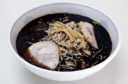 丼一面を覆う“まっ黒なスープ”が「爐」のラーメンの特徴