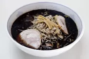 丼一面を覆う“まっ黒なスープ”が「爐」のラーメンの特徴