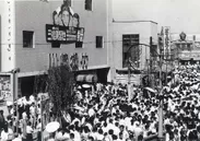 川崎映画街の様子 (昭和31年) 当時のトップスター三橋美智也による実演ショーの会場周辺の混雑