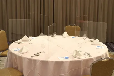 飛沫防止アクリルパーテーション設置テーブル