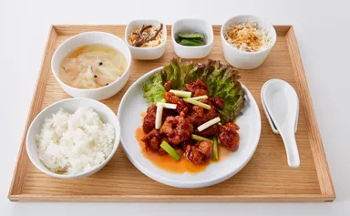 揚げ鶏の唐辛子炒め （サラダ、小鉢２種、スープ、白ご飯付）