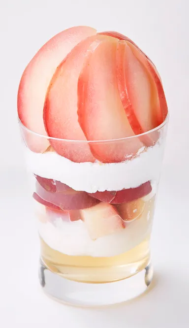 りんごのコンポートとピーナッツ菓子のパフェ