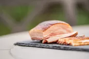 白河高原清流豚肉を2週間熟成させた自家燻製ベーコン