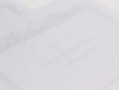 特別感を演出する飾り罫印刷。タイトルには透明浮き出し箔。