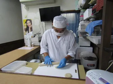 カウンター内での皮作り