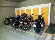 屋内型バイク駐車場