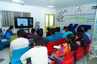 オンラインで座学の様子(インド)